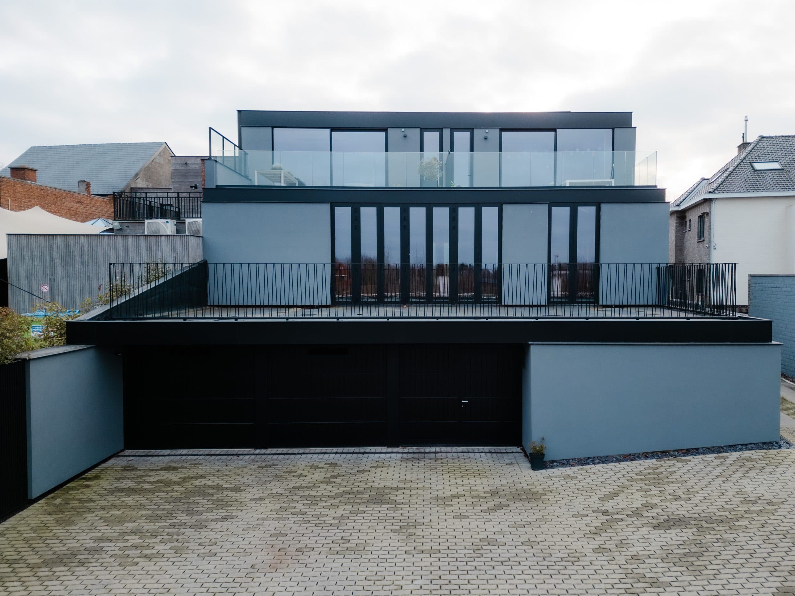 Modern bouwproject met stalen balustrades en terras