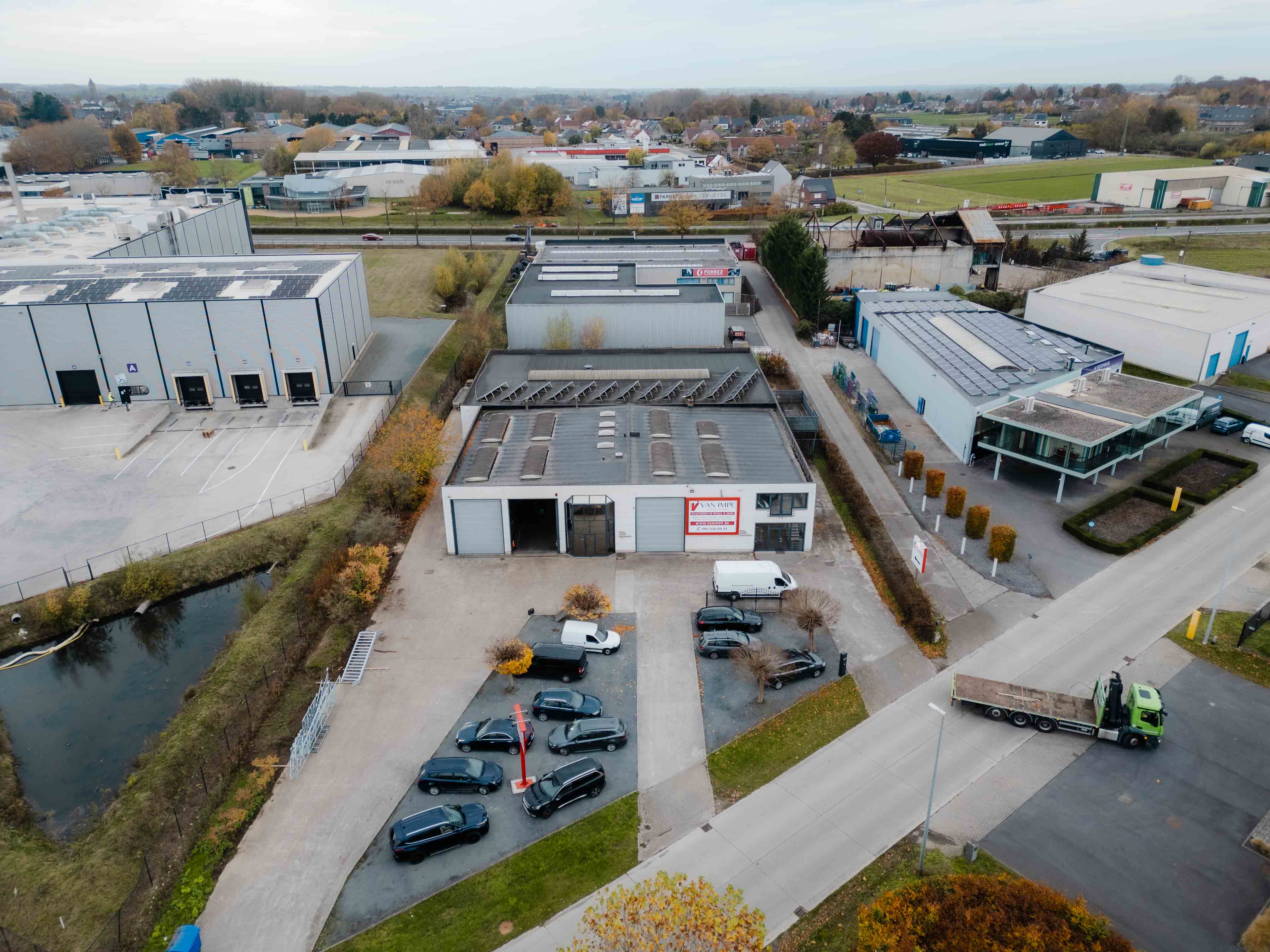 Luchtbeeld van het atelier en de showroom van Van Impe Constructies in Zottegem