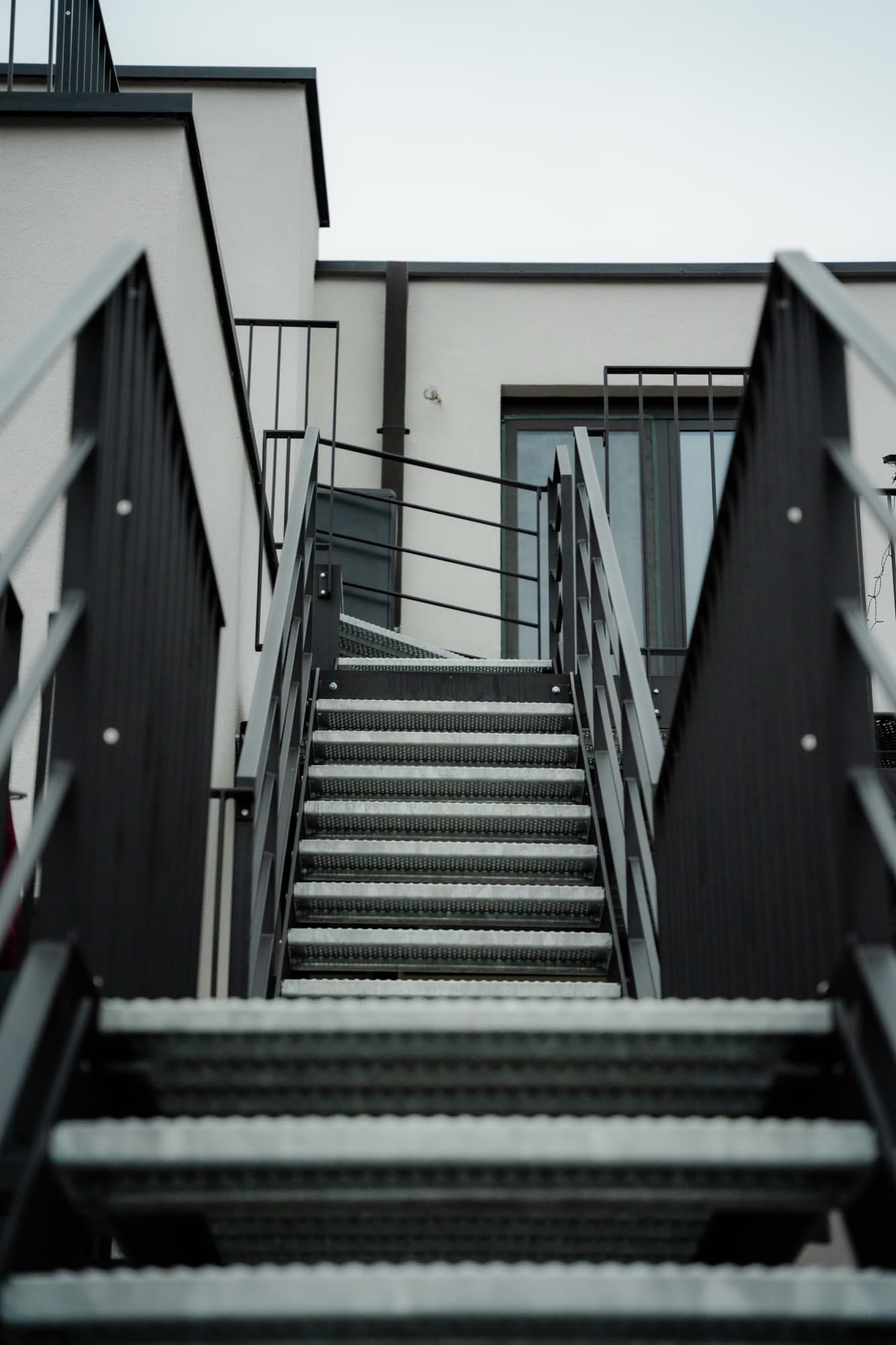 Buitentrappen met URANUS 40-balustrades aan een appartementsgebouw