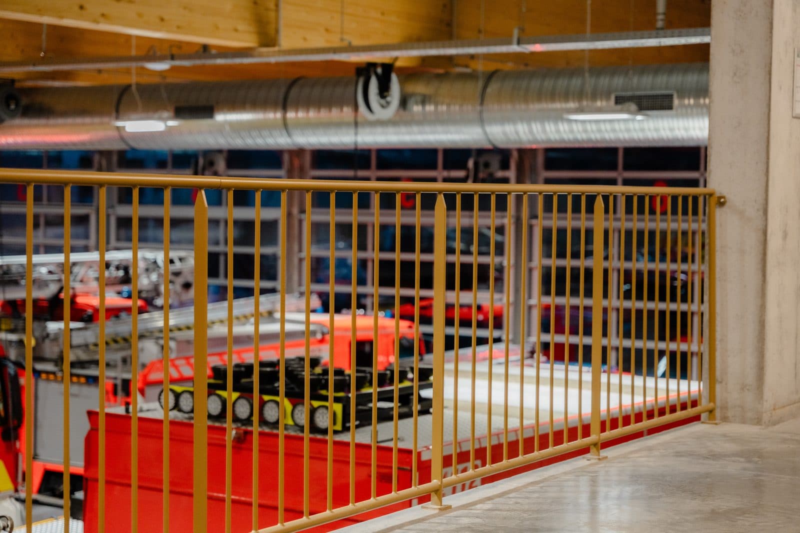 MIRANDA-balustrade met tussenspijlen langs de voertuigenhal van de brandweerkazerne