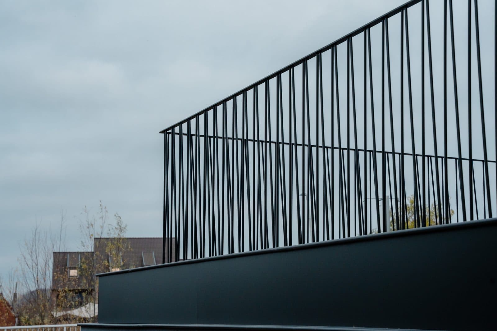 ATRIA-balustrade met V-vormige spijlen op een dakterras