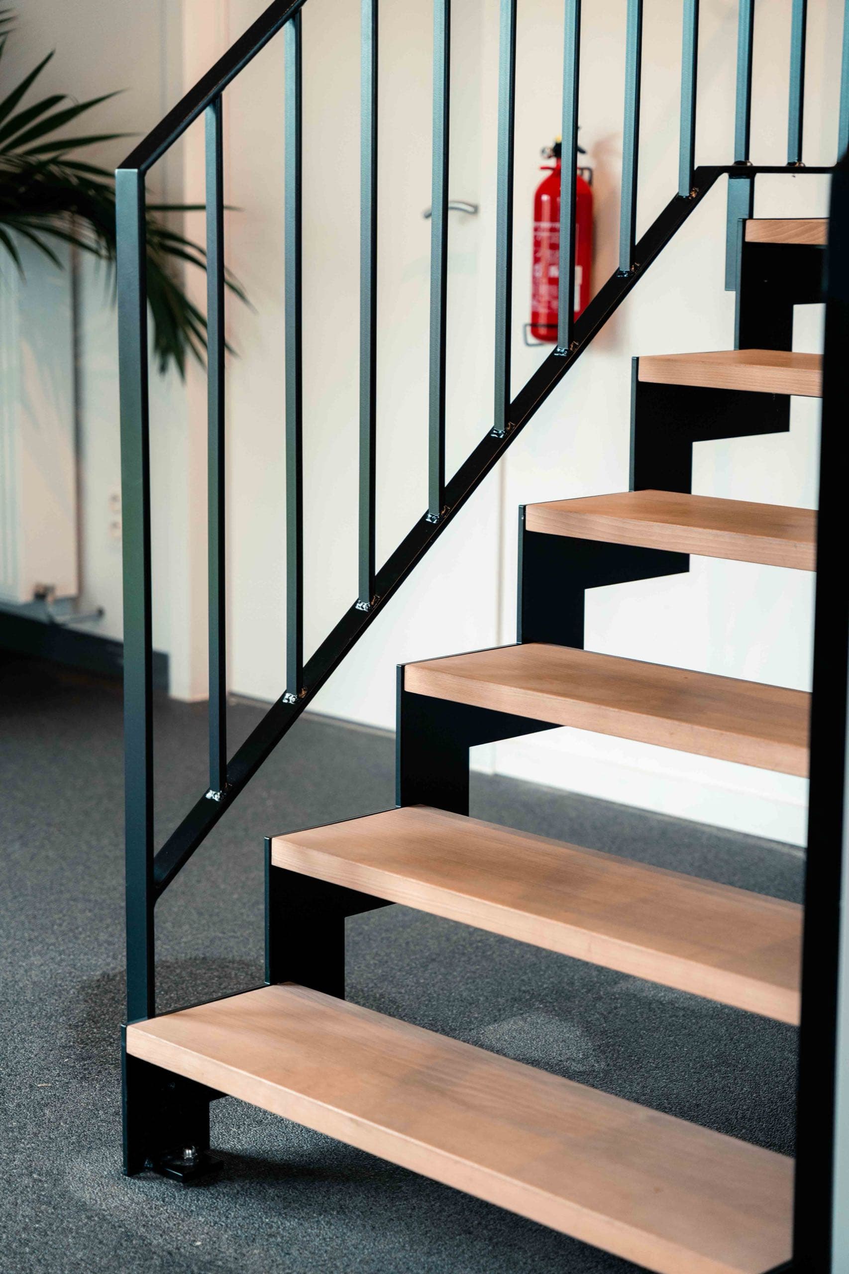 URANUS 20-balustrade met platte verticale spijlen langs de trap van Intersoft