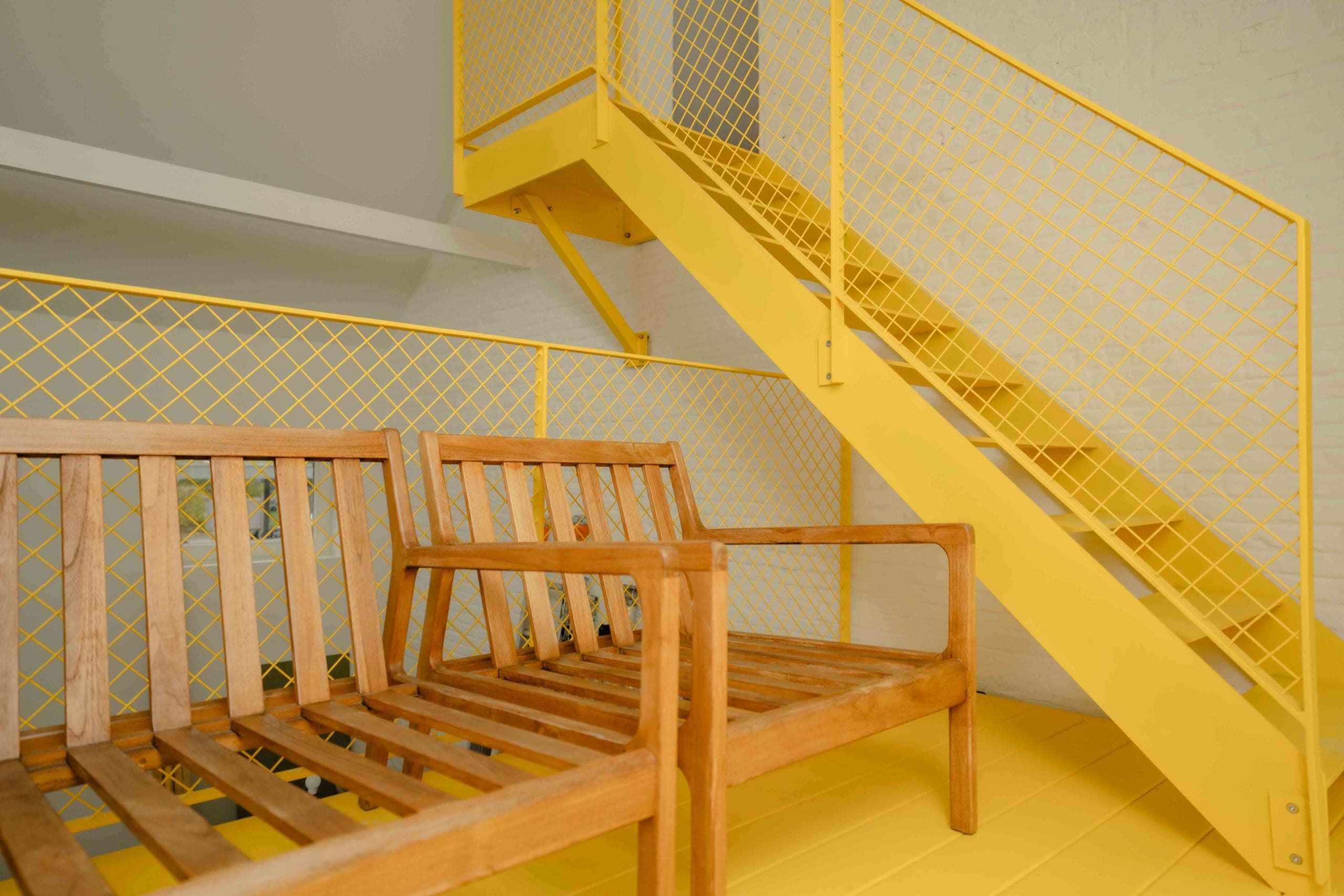 DUBHE-balustrade met schuin geplaatst draadnet in matgele afwerking bij Mediamind