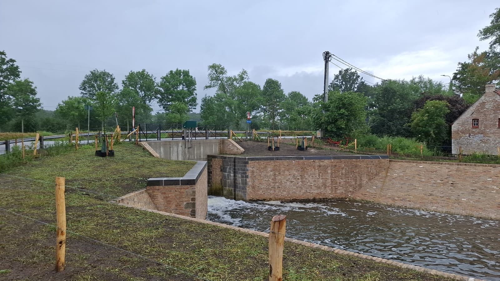 De Twee Speyensluis na de werken, met de vernieuwde sluiskolk en de stalen leuning over de sluis