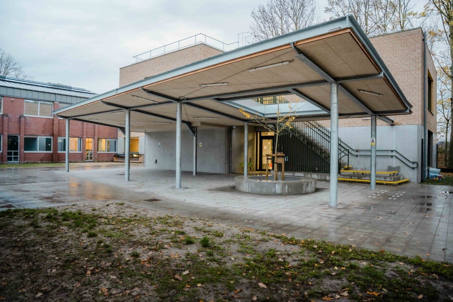 Gegalvaniseerde luifelstructuur op de speelplaats van een school aan de Voskenslaan in Gent